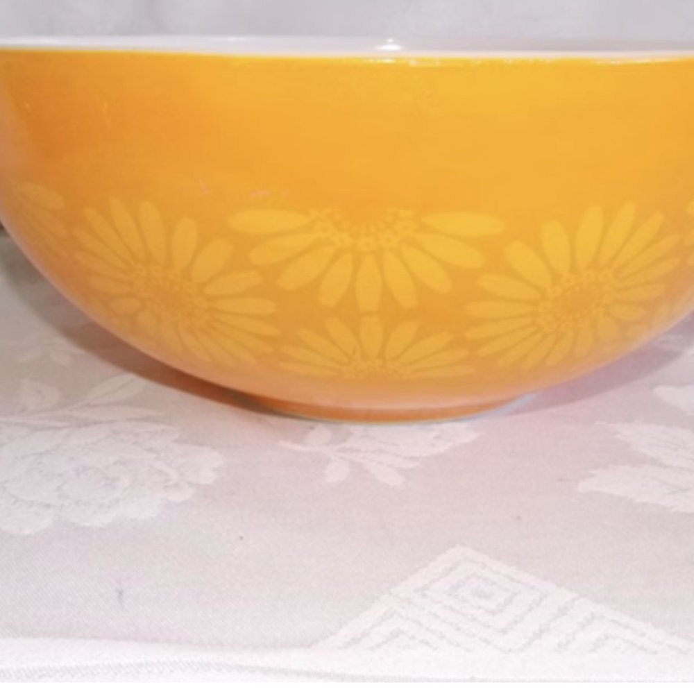 Vintage Pyrex Sunflower Daisy Cinderella Bowl